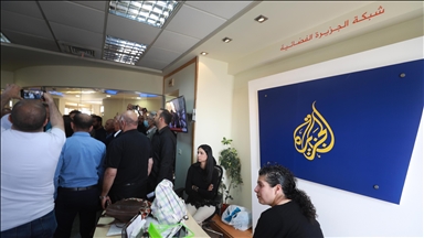 إسرائيل تغلق "الجزيرة" وتداهم مكاتبها والشبكة تعتبره "إجراما" 
