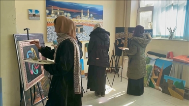 Genç Afgan kadınlar resim kursunda hem sosyalleşiyor hem de tablolarını satarak gelir sağlıyor