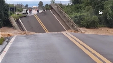 Tokom poplava u Brazilu urušio se most