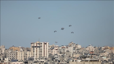 الجيش الأمريكي يسقط مساعدات إلى غزة جوا