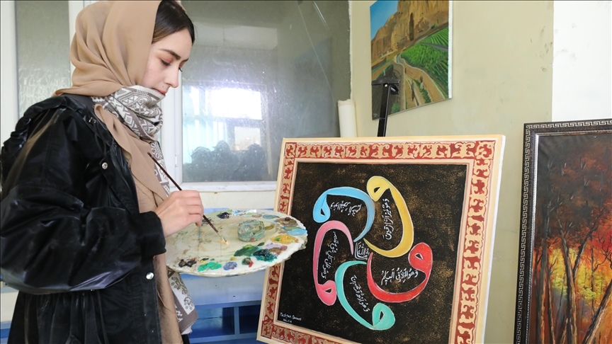 برخی زنان جوان در افغانستان در پی ممنوعیت تحصیل به نقاشی روی آورده‌اند