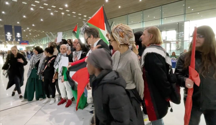 Des activistes se rassemblent à l'aéroport de Paris après le refus de l’entrée en France d’un chirurgien palestinien