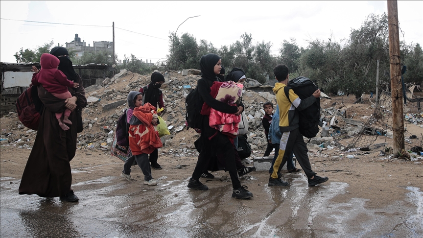 Filistin Kızılayı: İsrail'in muhtemel kara saldırısı sebebiyle binlerce kişi Refah'tan göç ediyor