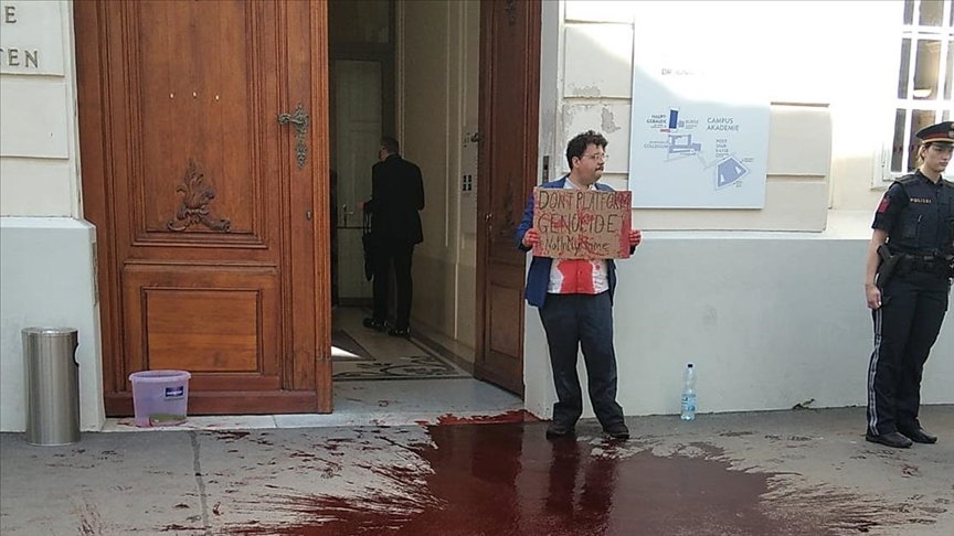 Avusturya'da "Antisemitizm Konferansı"nı protesto eden Filistin destekçisi Yahudi aktivist gözaltına alındı