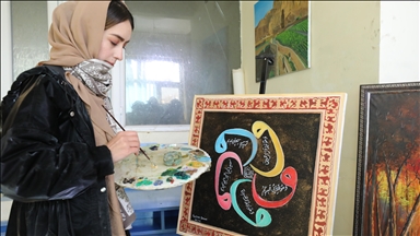 برخی زنان جوان در افغانستان در پی ممنوعیت تحصیل به نقاشی روی آورده‌اند