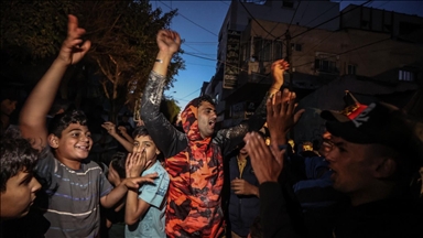 Les Palestiniens célèbrent l'approbation par le Hamas d'un cessez-le-feu dans la bande de Gaza 