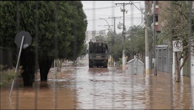 Бројот на загинати во поплавите во Бразил се искачи на 78, обилните врнежи продолжуваат