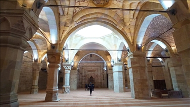 Restorasyonu tamamlanan 800 yıllık Divriği Ulu Camii'nin halıları serildi  