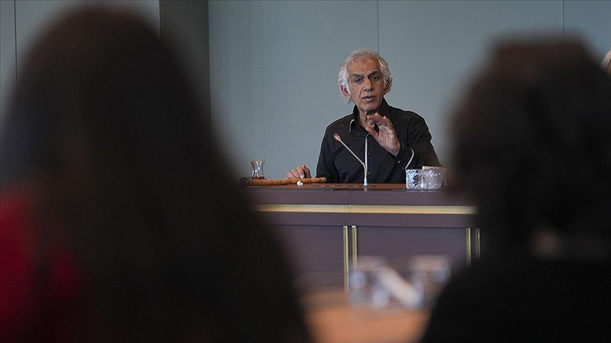 Müzisyen Ömer Faruk Tekbilek, Millet Kütüphanesi'nde öğrencilerle buluştu