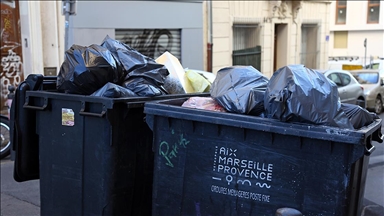 Fransa'nın Olimpiyat meşalesini karşılama hazırlığını çöp yığınları gölgeledi