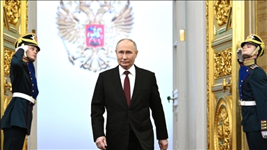 As Putin starts new term, Russian gov't steps down to make way for successors