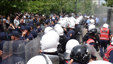 Vazhdojnë protestat para Bashkisë së Tiranës