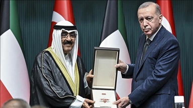 الرئيس أردوغان يقلد أمير الكويت وسام الدولة