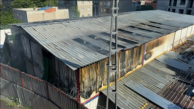 Başakşehir'de inşaat şantiyesindeki konteynerlerde yangın çıktı
