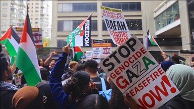 Manifestantes piden el fin de la ofensiva de Israel en Gaza frente al evento Met Gala en Nueva York