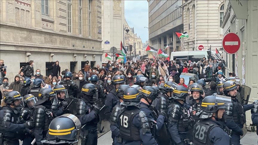 Mahasiswa pro-Palestina bentrok dengan polisi di universitas Sciences Po Paris