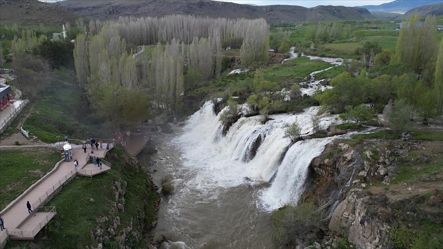 Muradiye Şelalesi yağışların etkisiyle daha coşkulu akmaya başladı