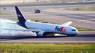 Në aeroportin e Istanbulit një avion mallrash ulet në pistë me trupin e tij