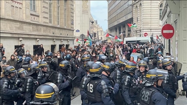 Mahasiswa pro-Palestina bentrok dengan polisi di universitas Sciences Po Paris