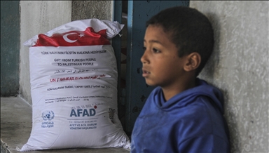 "آفاد" التركية توزع الدقيق على الفلسطينيين في غزة