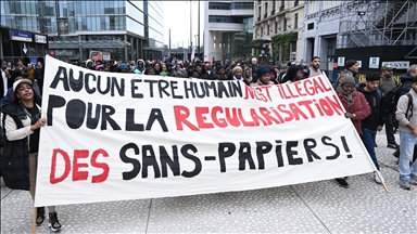 Belçika'da yıllardır yasal belgeleri olmadan yaşayan "kağıtsızlar" hükümeti protesto etti
