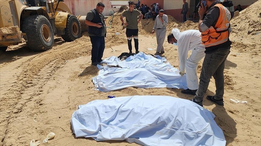 Hallan tercera fosa común en hospital de Gaza en medio de la ofensiva de Israel