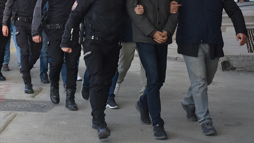 İzmir'de FETÖ'nün emniyet mahrem yapılanmasına yönelik operasyonda 7 kişi yakalandı