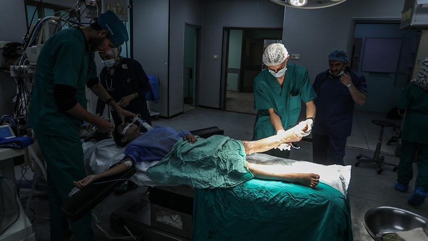 بإمكانيات محدودة.. أطباء يجرون عمليات جراحية لمصابين شمال غزة (تقرير)