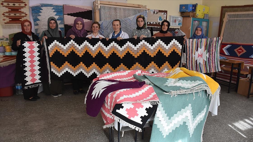 Artvin'de kursiyerler söküntü ip ve atık kumaşları kilime dönüştürüyor