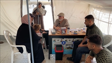 Filistinli doktor, Refah'ta kurduğu "çadır muayenehanede" sağlık hizmeti veriyor