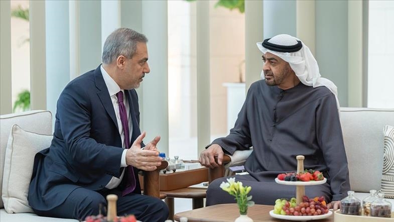 UAE president meets Turkish international minister in Abu Dhabi