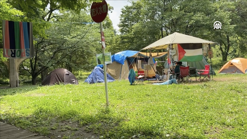 Tokyo Üniversitesinde öğrenciler Filistin halkına destek için kampüste kurdukları çadırlarda geceliyor