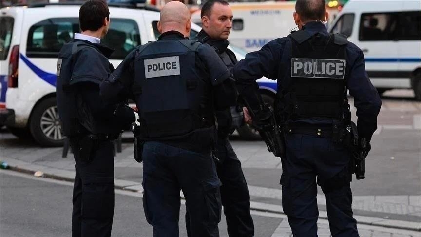 France : deux policiers en urgence absolue après avoir été blessés par balles par un gardé à vue 