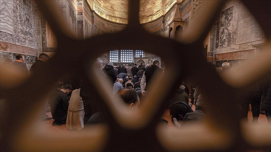 Yeniden ibadete açılan Kariye Camisi'nde 79 yıl sonra ilk cuma namazı kılındı