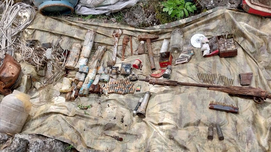 Elazığ'da teröristlere ait silah, mühimmat ve yaşam malzemesi ele geçirildi