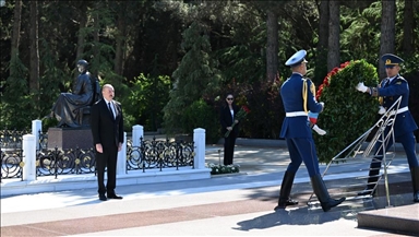 Президент Азербайджана посетил могилу великого лидера Гейдара Алиева в Аллее почетного захоронения