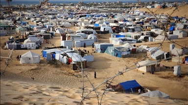 Palestinezët e zhvendosur nga Rafah ngrenë tenda përgjatë vijës bregdetare në Deir al-Balah