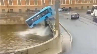 Rusi, 4 të vdekur pasi një autobus pasagjerësh bie në lumë