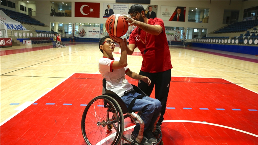 Hakkarili bedensel engelli Rukiye hemşire, meslek aşkı ve basketbolla hayata tutunuyor