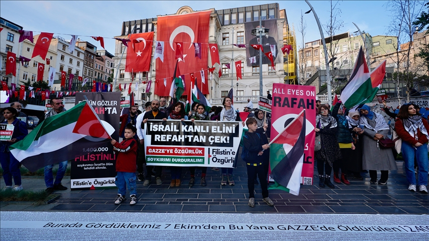 “أوقفوا الإبادة”.. مسيرة في إسطنبول تستنكر هجمات إسرائيل على رفح