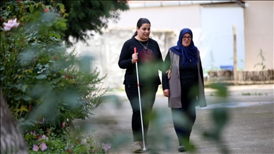 Görme engelli Emine, annesinin fedakarlıklarıyla hayata tutundu