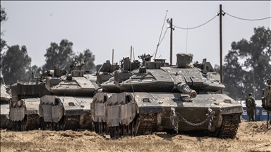 حركة آليات عسكرية إسرائيلية قرب السياج الفاصل شرقي بلدة جباليا 