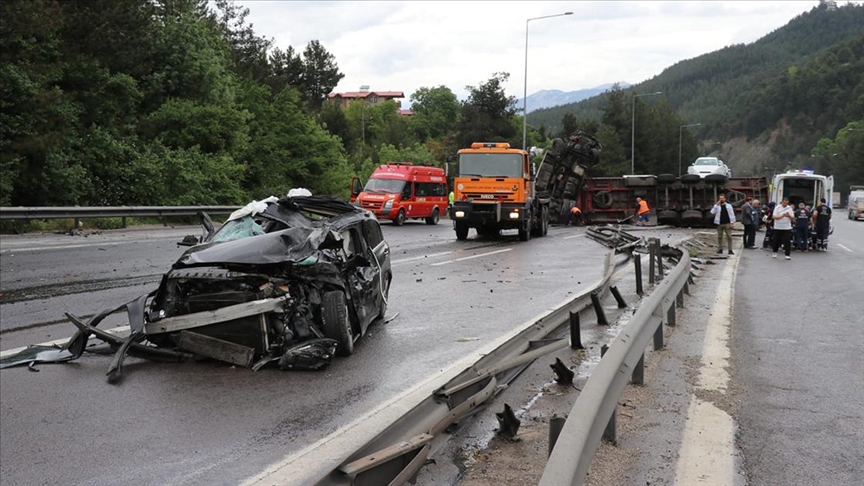 Adana'da zincirleme trafik kazasında 7 kişi yaralandı