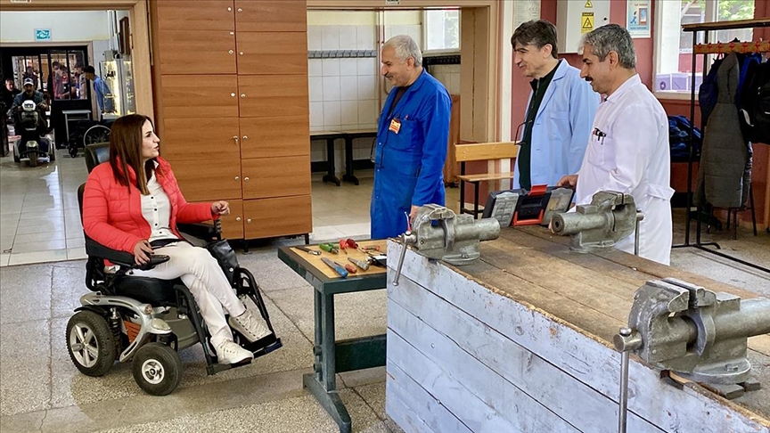 Meslek liseliler engellilerin araçlarını ücretsiz onarıyor