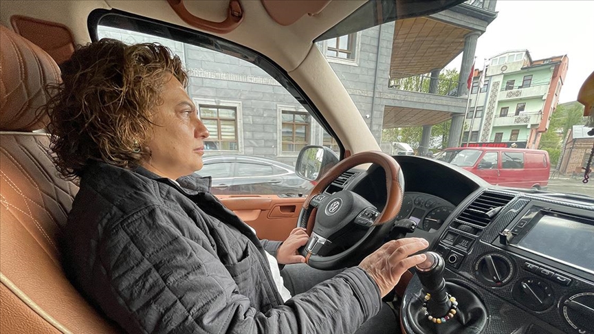 Şoför Belkız Çelik, 10 yıldır Kars'ın zorlu yollarında turistleri gezdiriyor