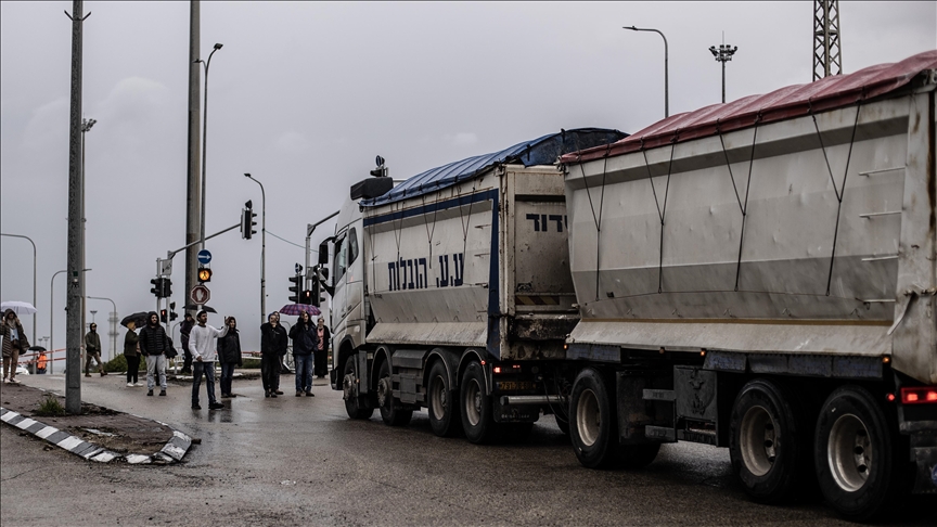 إسرائيليون يمنعون مرور شاحنات مساعدات من الضفة إلى غزة