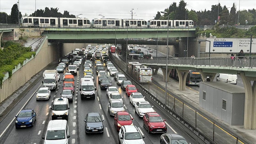 İstanbul'da haftanın ilk iş gününde trafik yoğunluğu yaşanıyor