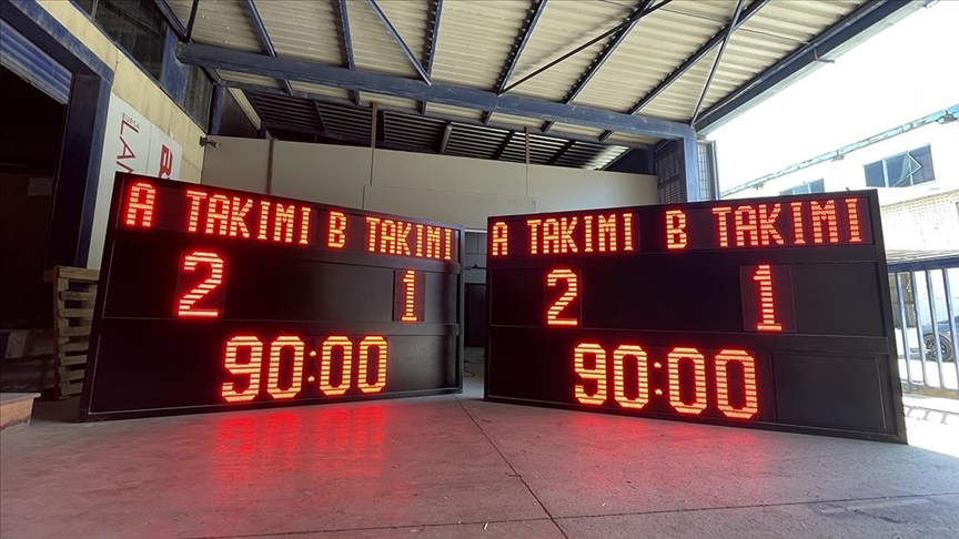 Halı sahasına yaptığı "skorbord"la sektöre girip akredite 8 üreticiden biri oldu