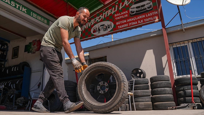 Üniversiteli lastik tamircisi, baba mesleğini severek sürdürüyor