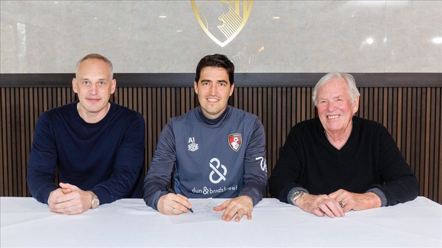 قدم.. بورنموث يجدد عقد مدربه الإسباني إيراولا موسمين قادمين